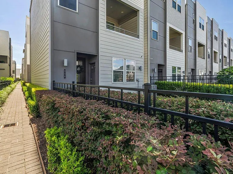 316 Jensen Dr — Photo 3