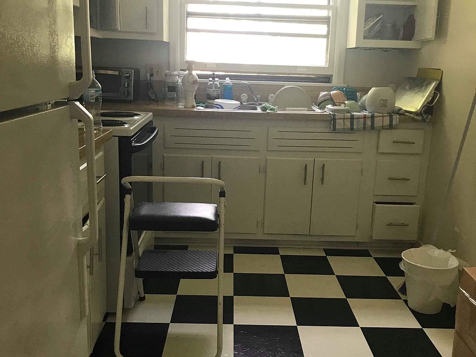 2nd image of 204 N Locust St APT 1