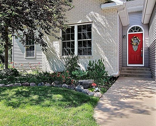 2nd image of 700 Oakwood Dr