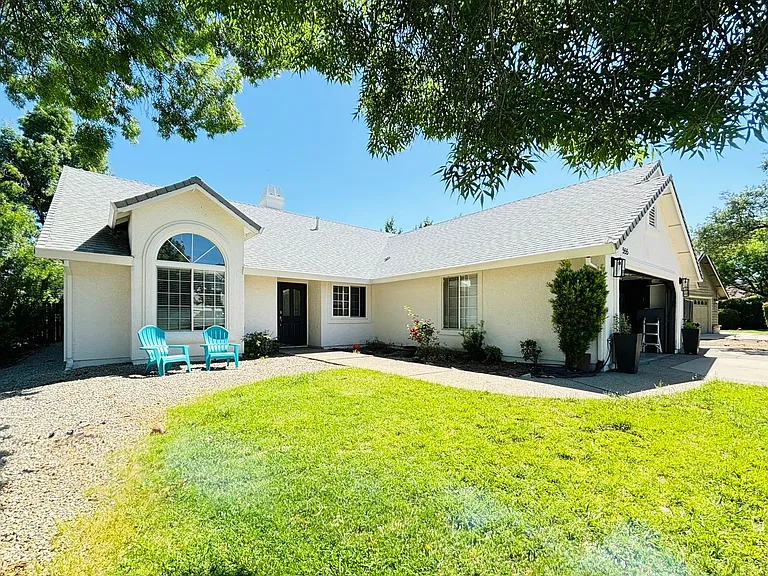 555 Reddington Dr — Photo 2