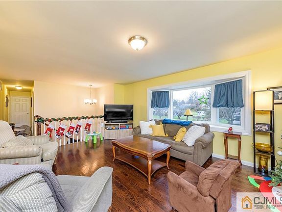 4th image of 29 Peddlers Ln