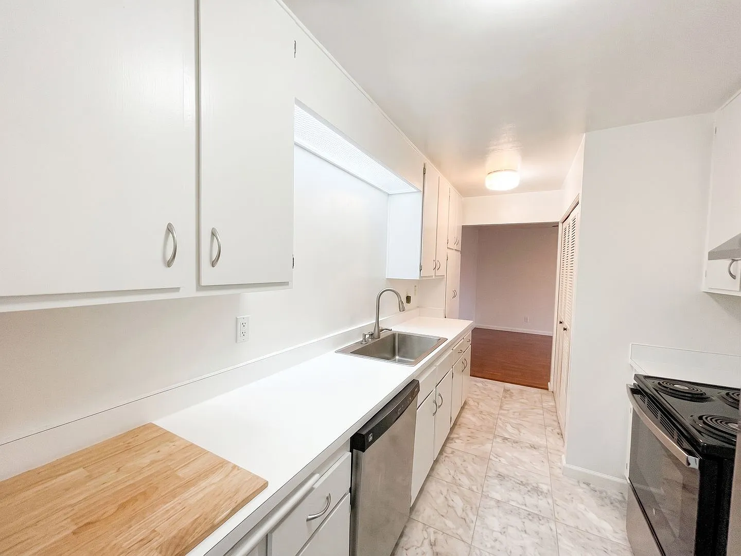 Two story townhome with 2 car garage in Skywest — Photo 4