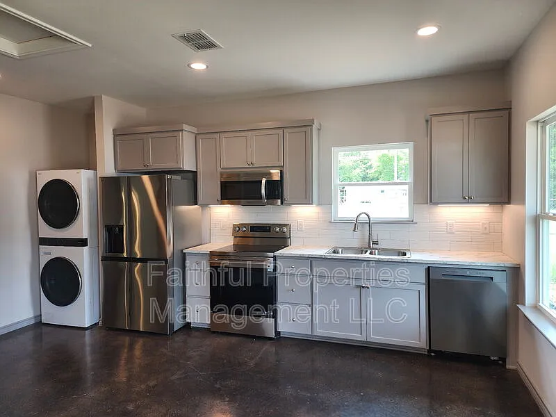 2 bed, 1.0 bath, $1,250 — Photo 3
