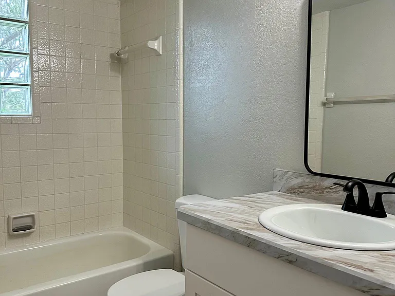 Guest bath with tub