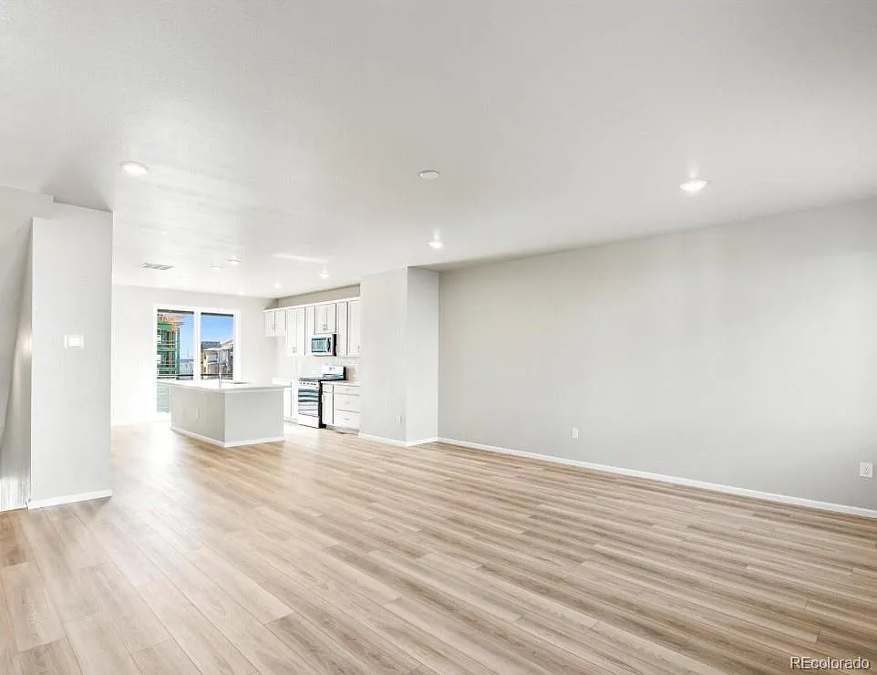 4 bed, 3.5 bath, 2117 sqft, $3,400 — Photo 2