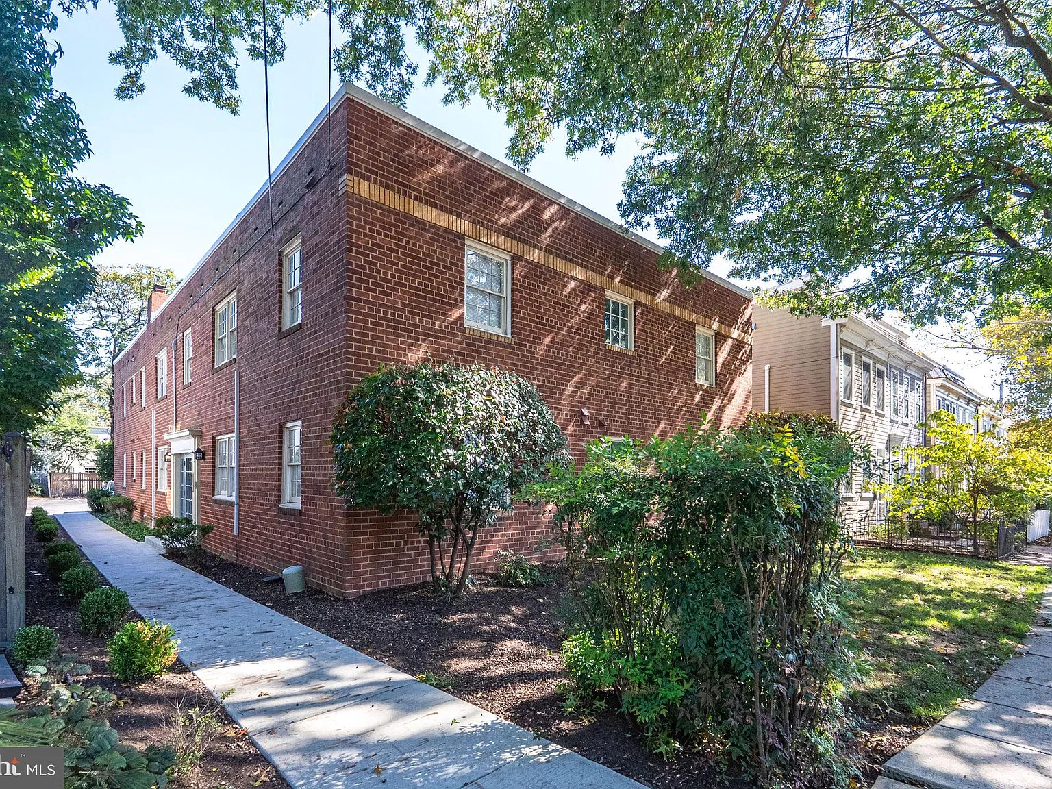 2 bed, 1.0 bath, 850 sqft, $2,300 — Photo 2