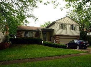 109 Midway Ln, Vernon Hills, IL 60061