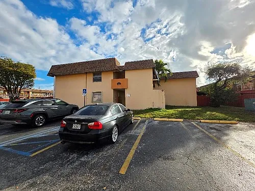 810 SW 129th Pl #206 Photo 1
