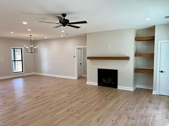 5th image of 220 Robert Lee Dr