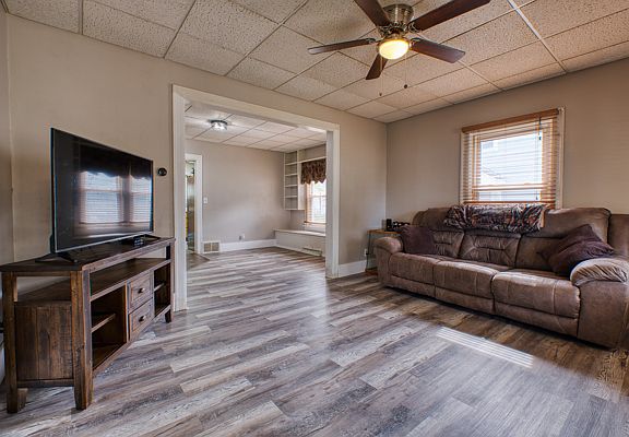 2nd image of 922 9th Ave