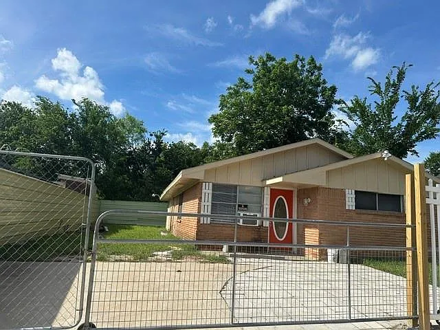 4418 Ludwig Ln — Photo 1