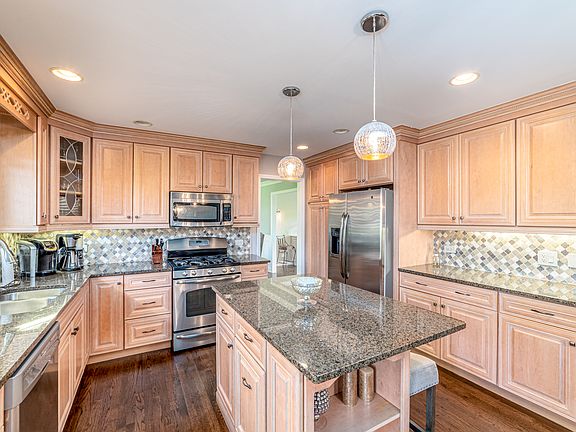 4th image of 1028 Williamsburg St