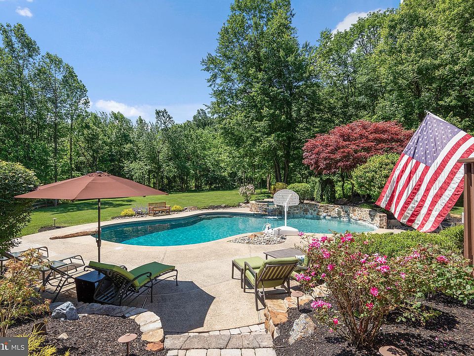 1st image of 9 Forest Glen Dr