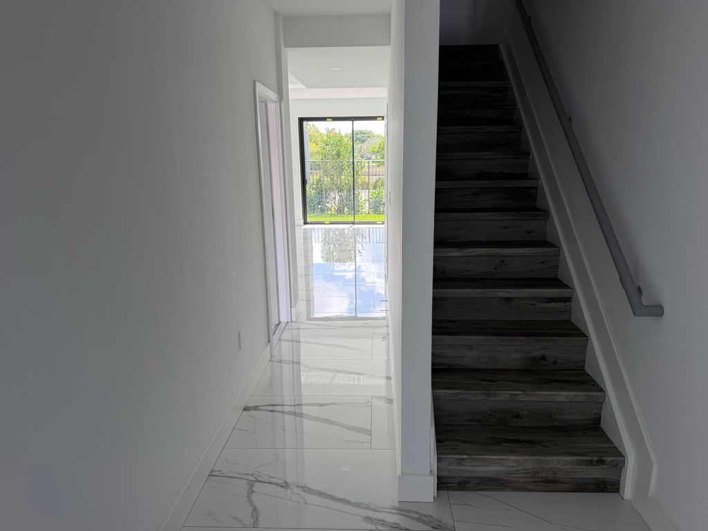 1544 NW 1st Avenue, photo 3