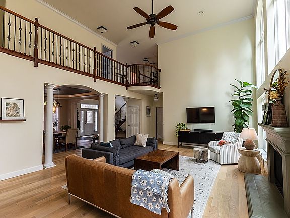 5th image of 716 Arbor Chase Dr