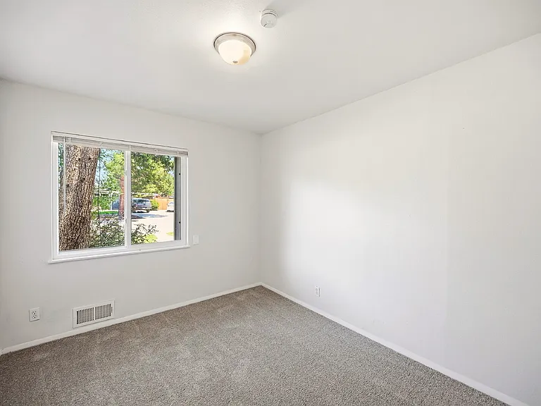 2400 Valley View Dr — Photo 11
