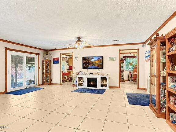 3rd image of 12481 Confederate Dr W