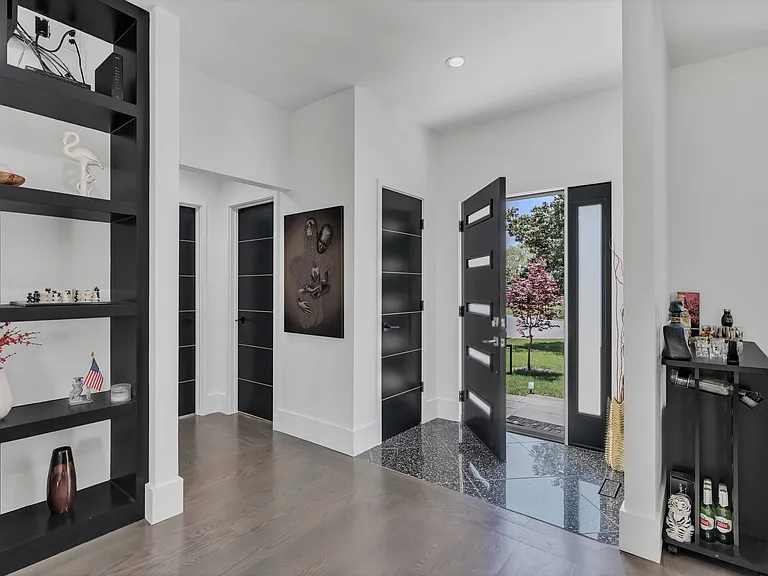 134 Carriage Dr — Photo 3