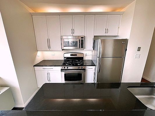 5th image of 250 E 40th St APT 28E