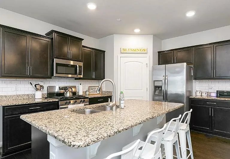 334B Manor Row — Photo 4