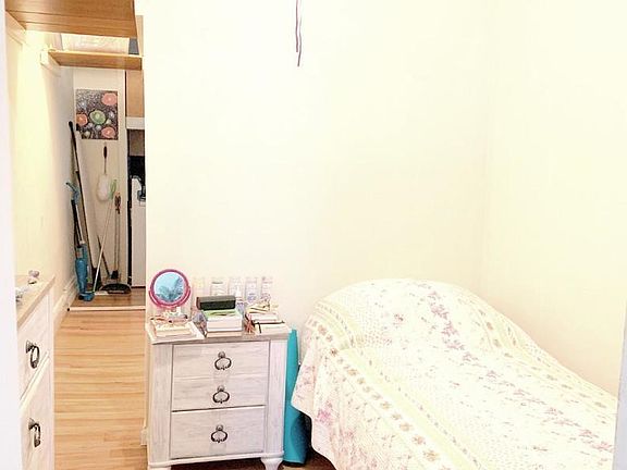 5th image of 160 Bedford Ave APT 2L