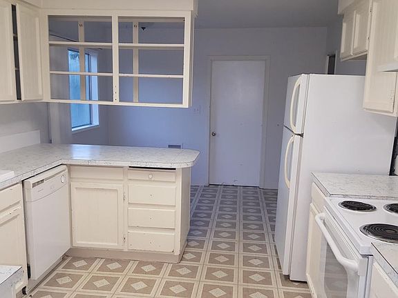 3rd image of 1580 Gabriela Ct NE