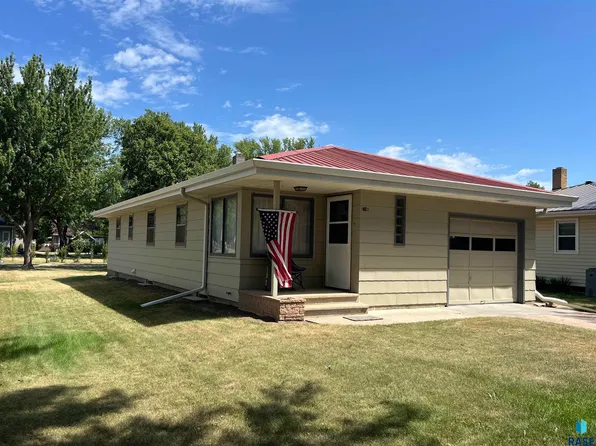 216 E 4th St, Freeman, SD 57029