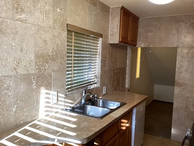 2409 Manhattan Ave #A — Photo 10