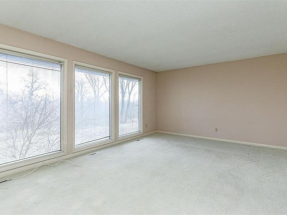 3rd image of 3314 Shasta Ct NE