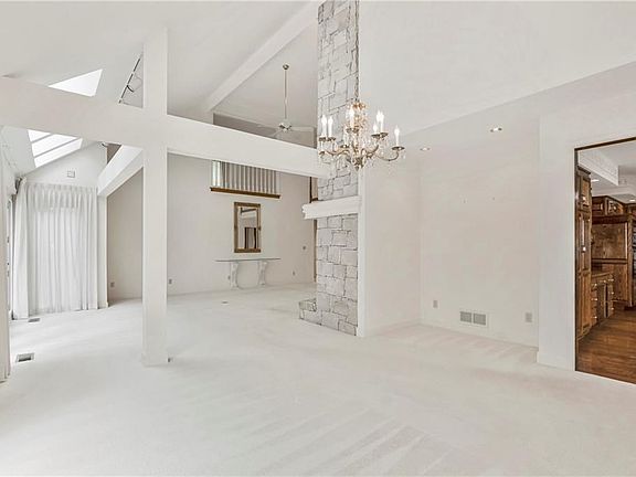 5th image of 5713 N Woodhaven Ln