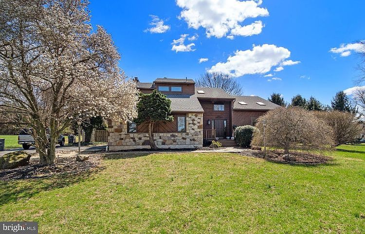 1st image of 18 Seabury Ln