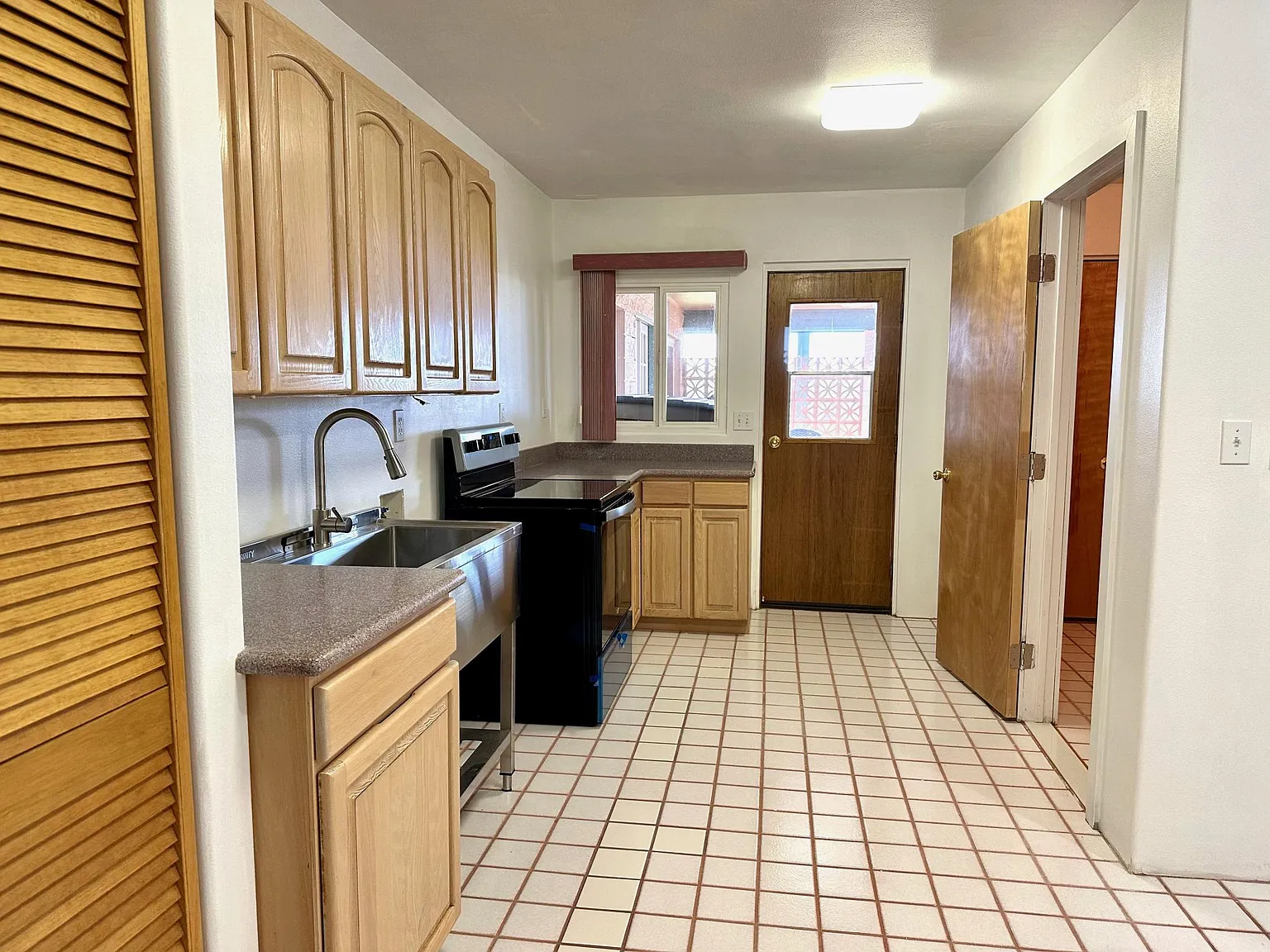 Studio, 370 sqft, $1,595 — Photo 2