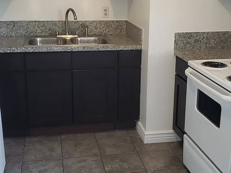 1601 W Denton Ln — Photo 3