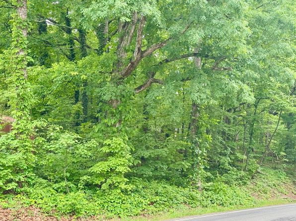 1988 Warwickshire Dr, Soddy Daisy, TN 37379