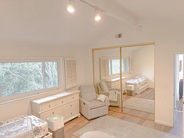 Laguna Ct — Photo 15
