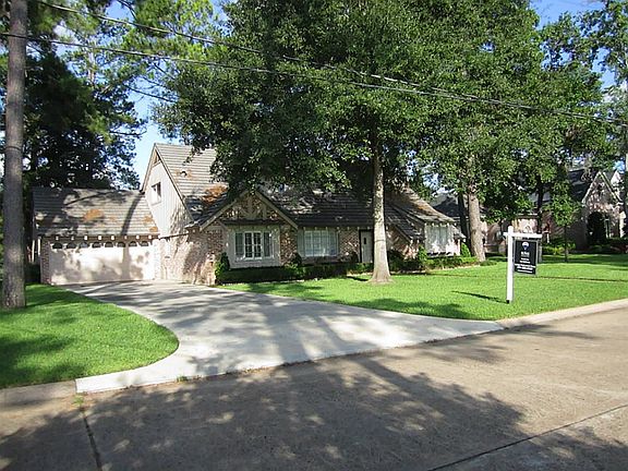 Side view from the street showing that this is the last house before the culdesac