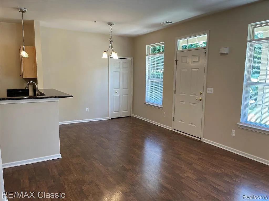 2 bed, 1034 sqft, $1,690 — Photo 4