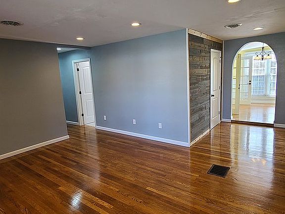 3rd image of 315 Summerwood Dr