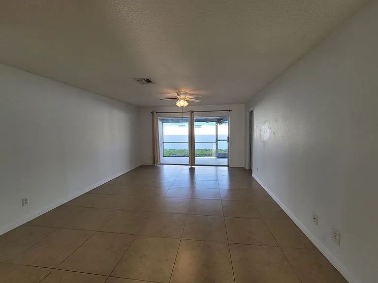 702 SE 47th St #3 — Photo 5