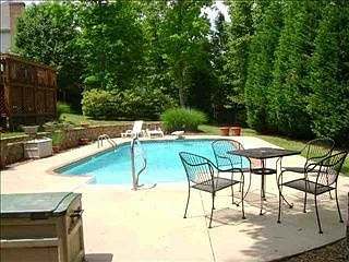3rd image of 410 Worchester Pl