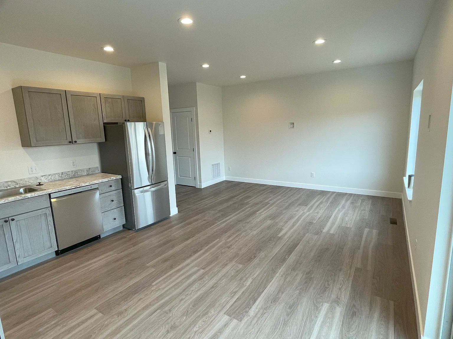 3 bed, 2.5 bath, 1318 sqft, $2,100 — Photo 2