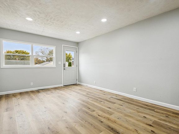 3rd image of 816 Grand Blvd
