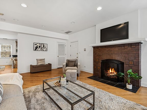 4th image of 828 W Gunnison St APT 3N