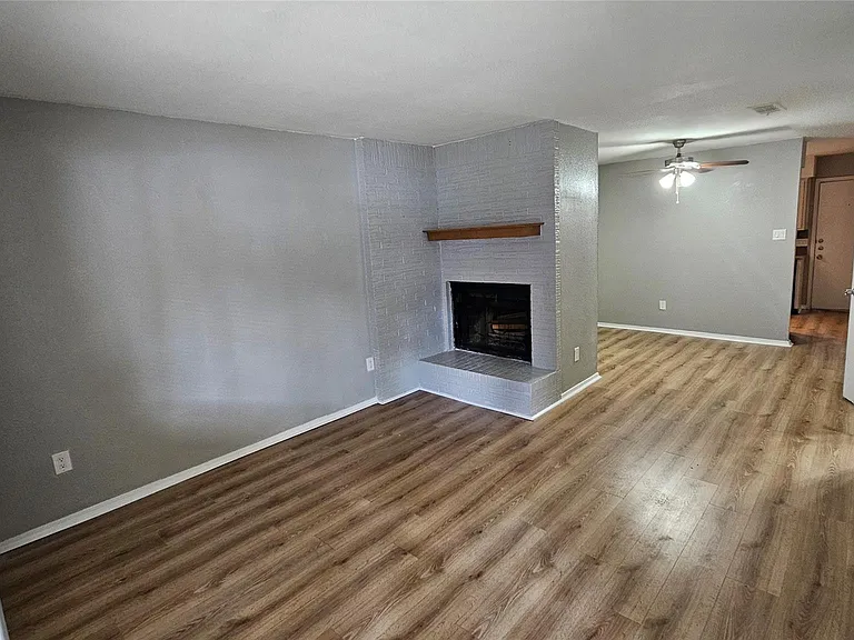1320 Southport Dr #B — Photo 2