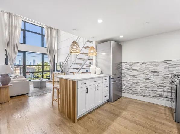 282 Nassau Avenue image 2 of 15