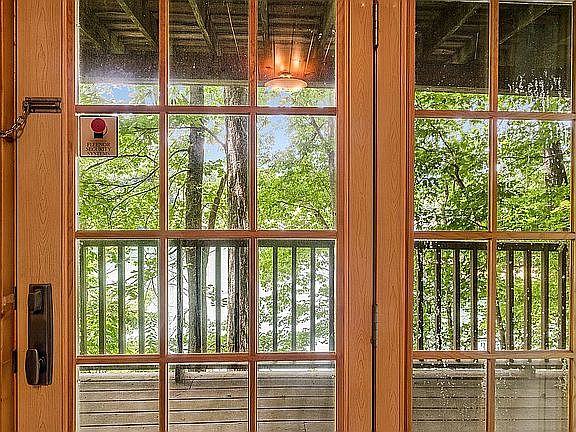 4th image of 226 Cove Ridge Ln