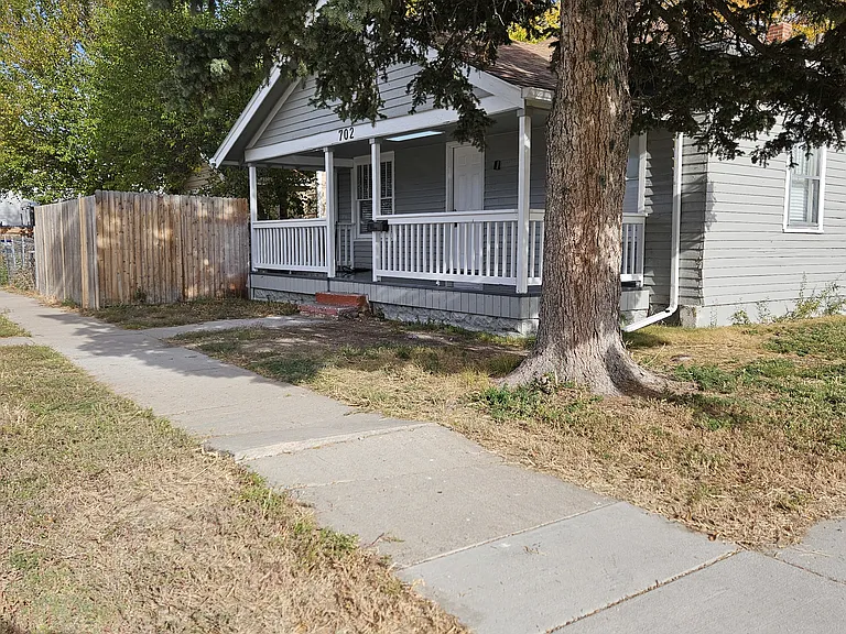 Big covered front porch 23'x 7'