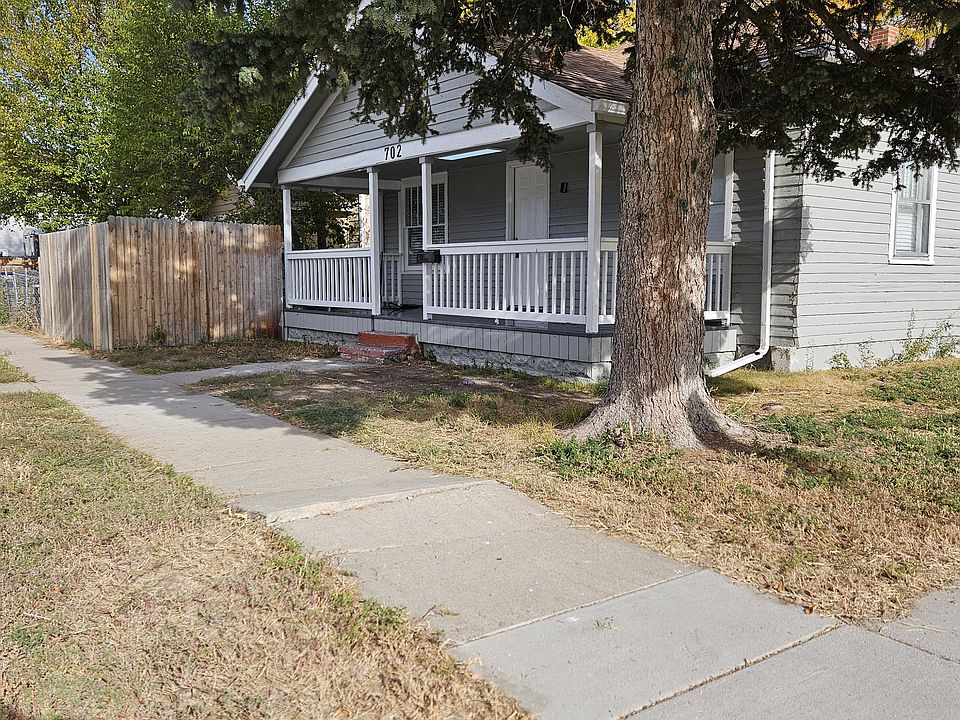Big covered front porch 23'x 7'