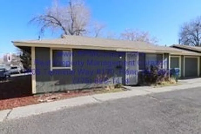 970 Roberts St photo 1