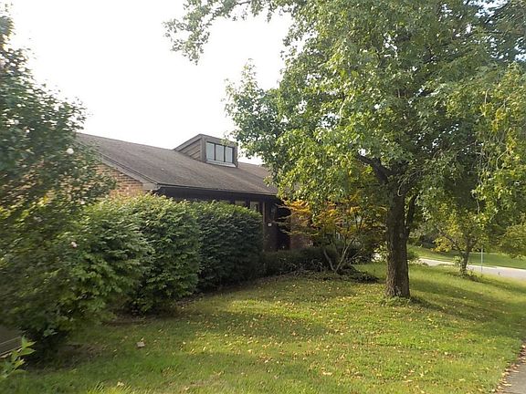 3rd image of 121 Burgess Ln